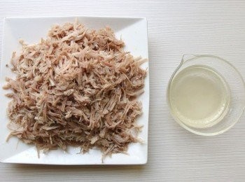 step6: 將肉剝成肉絲條狀，併將所產生的高湯保留50cc。