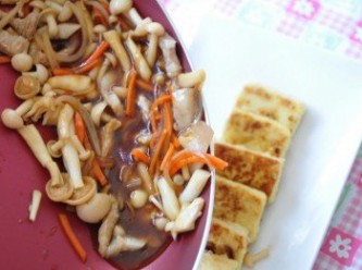 step3: 將蠔油菇菇等醬汁淋上香酥豆腐上就完成囉!