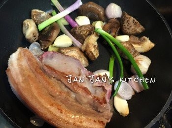 step2: 下油將料頭爆香，下五花肉煎至兩面金黃，灒酒加蓋焗20秒，開蓋倒入調味汁料煮滾。