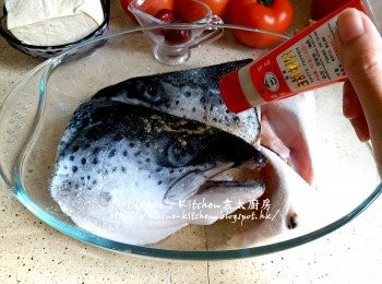 step2: 加少許鹽及胡椒粉醃勻魚頭兩面 , 蓋保鮮紙靜待30分鐘