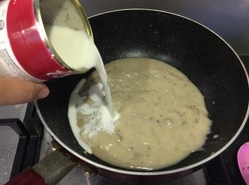 step2: 蘑菇湯加牛奶，用中小火煮至微滾，加入海鮮及調味料