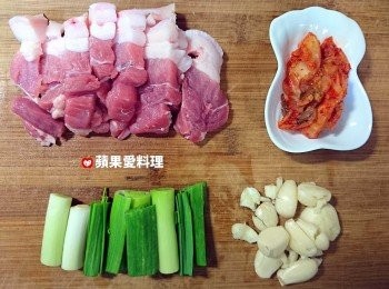 step2: 五花肉切片（厚度約1公分）、蒜苗切段、蒜頭用刀背輕壓後去膜。