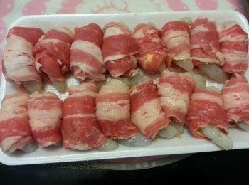 step5: 洗淨肥牛，再卷上已用芝士卷上的蝦。