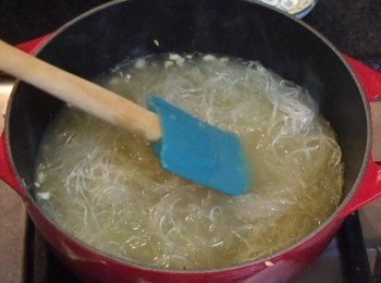 step3: 炒香餘下的蒜蓉，倒入雞湯同粉絲，再加入調味拌勻。