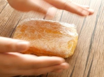 step6: 用保鮮紙包好麵團，輕輕壓平，放入雪櫃中1小時以上。