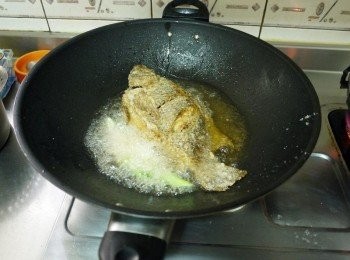 step3: 等反潮後下鍋由炸至金黃，起鍋前下蒜苗一起炸