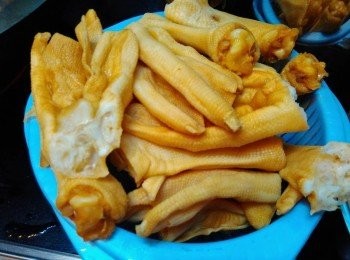 step2: 燒一鍋水，加入薑片，放入鴨掌汆水5分鐘，取出過一過水。