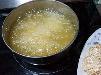 step5: 煮滾一鍋油，（插入一支木筷子，如筷子有泡即代表油已經滾），當油大滾後熄火，放入墨魚丸炸熟至金黃，當見丸開始金黃後開大火略炸迫出油份