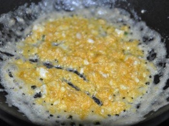 step2: 備鍋熱油(約3大匙)，將碎蛋黃放入高溫油煸至冒泡泡，香氣才會更散發出來