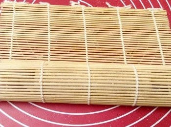 step7: 從麥吐司的一端慢慢捲起。