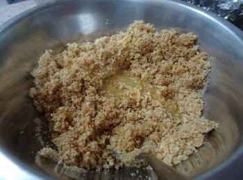 step1: 7吋圈模
消化餅8件
無鹽牛油溶液約70g