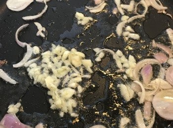 step1: 首先用少許橄欖油爆香乾蔥頭或洋蔥