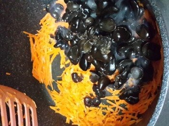 step6: 加入木耳炒勻