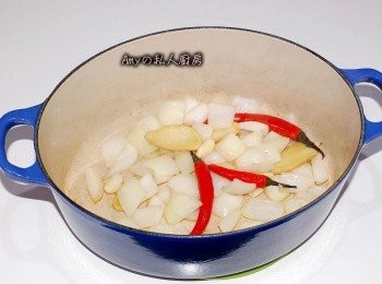step3: 準備一個燉鍋,倒入蔬菜油熱鍋後將洋蔥及蒜頭辣椒和薑片一起爆香,洋蔥炒至透明狀先起鍋放一旁備用