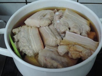 step4: 最後下三大匙米酒，煮滾後轉小火燉45分鐘!!