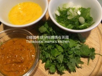 step1: 準備咖喱醬，蛋漿加少許鹽調味，蔥切粒，莞茜洗淨備用。