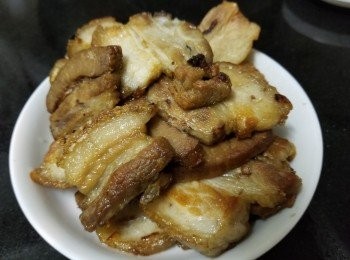 step4: 將五花腩煎至金黃色備用