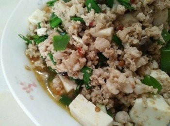 step4: 最後，起鍋前，放入青蔥，即可盛盤享用中國川菜名餚的麻婆豆腐【豆豆愛的料理】【澎湖豬肉】。