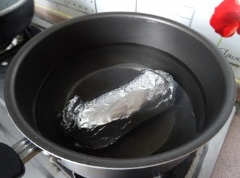 step4: 將雞卷放水中煮15分鐘　（時間按<a href="https://bit.ly/2ZxapeY" target="_blank" data-keyword="雞扒" class="guide-link"><strong>雞扒</strong></a> <span style="display:inline-block;vertical-align:middle;margin-top:-3px;color:initial;border-radius:3px;padding:2px 3px;font-size:12px;line-height:14px;background:#87d300;color:#fff;">即買</span> 大小調節）