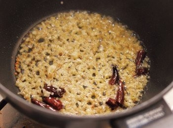 step6: 維持中火放入大蒜與生薑，快速拌炒。