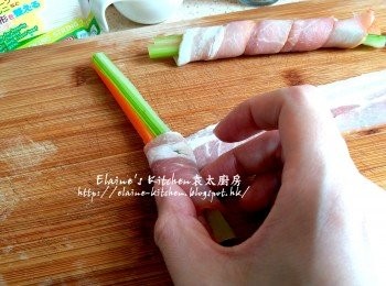 step4: 將西芹條及甘旬條放在煙肉片上卷起 (每片煙肉用兩條西芹條及一條甘旬條)
