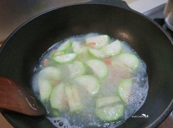 step3: 一碗水煮滾.放 入切片好的絲瓜