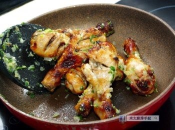 step4: 把蔥油放入鍋中以小火加熱，把烤好的雞腿放入兜勻，完成。