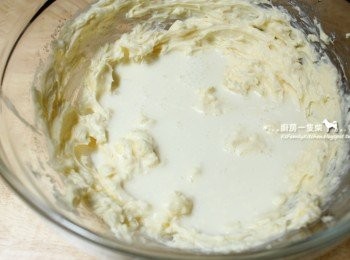 step5: 將上一步完成的牛奶吉利丁液倒入步驟(3)中，低速拌勻。