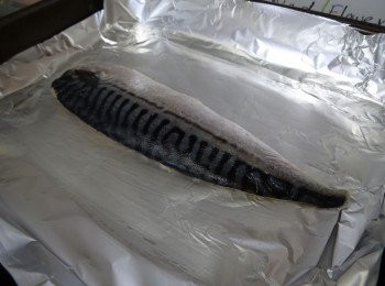 step1: 魚解凍， 用水略沖一下， 抹乾   / 
  將鹽均勻地灑在魚上醃10分鐘（主要醃肉的一面）  /   焗盤舖錫紙， 在魚皮上面掃小許油， 放進魚片