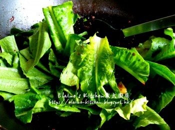 step10: 蒜頭放入鑊中炒香 , 加入油麥菜及薑汁拌炒菜至微軟