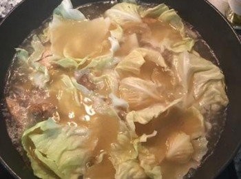 step7: 試湯鹹度調整後放入高麗菜煮熟。