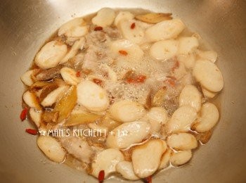 step5: 最後起鍋前再加入麻油、枸杞、鹽巴與糖調味就完成了。