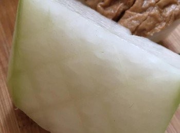 step1: 冬瓜削皮去籽，切成四方，冬瓜皮部分用利刀尖劃斜十字花，每塊再切成2片；