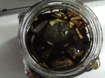 step5: 最後放入螃蟹，蓋子蓋緊，放入冰櫃，一星期后即可食用。