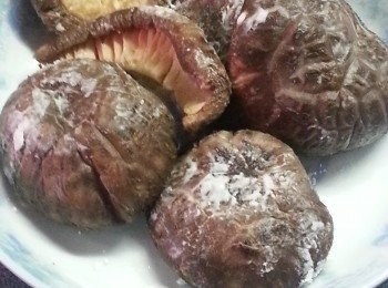 step9: 冬菇浸軟後用麵粉或粟粉輕擦面層(作用是會令冬菇更令身)再沖洗乾淨