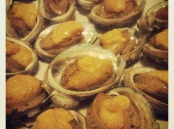 step3: 混合粟粉及一杯鮑魚汁，放上鮑魚面，加海膽點綴。