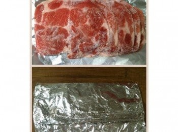 step2: 冷凍豬五花火鍋肉片加速解凍法：拿出鋁泊紙，放上冷凍豬五花火鍋肉片，再拿另一張鋁泊紙蓋上，從鋁泊紙的四周一一折起，放在室溫下，15分鐘就可解凍完成（這是利用金屬導熱速度快的特性，達到加速解凍的效果）。