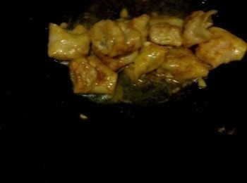 step4: 另一鍋放入沙拉油，蒜末，熟水餃，咖哩粉2茶匙，大火炒5分鐘，變黃後，熄火取出擺盤。