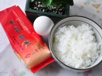 step3: 將香Q的大賀白米飯盛碗，取一顆雞蛋備用