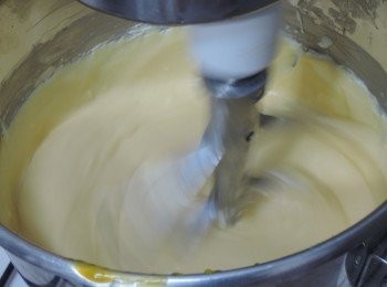 step4: 倒入芒果泥拌勻