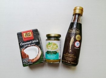 step2: <span class="group_3">泰式調味料</span>:椰漿,綠咖哩醬,魚露。(圖左至右),皆可在各大百貨超市或大賣場購買到。