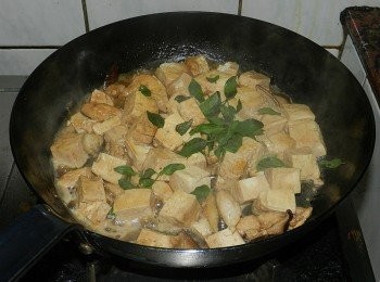 step5: 水份收稍乾，下九層塔快炒後起鍋