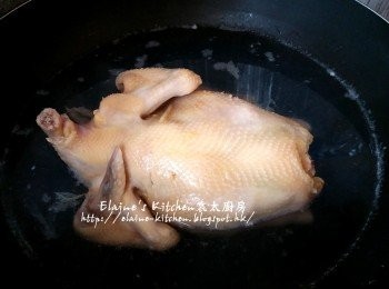 step5: 1小時後將雞放入熱水中用中火煮至兩面轉色