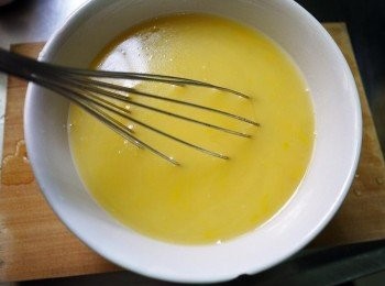 step4: 將雞蛋打散，加2/3的高湯再將蛋液攪拌均勻。最後用網篩過濾下蛋液可使蒸出來的蛋更嫩滑。（沒有網篩可以省略這一步）(蛋若比較大顆，高湯就全下)