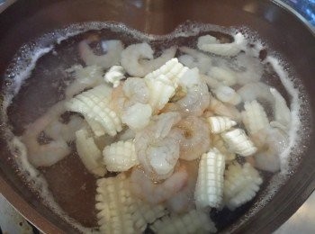 step1: 燒熱一鍋水，加入薑片將<span class="group_1">主材料</span>煮熟。