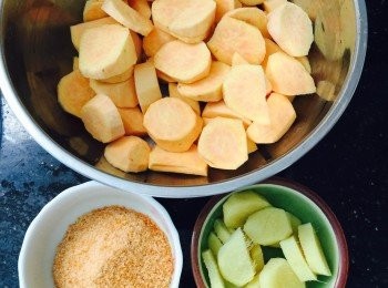 step1: 生薑洗淨去皮切塊拍一拍、蕃薯去皮切細塊。
