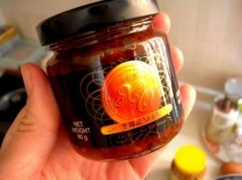 step2: 用1 1/2湯匙油,中火起鑊,加烏冬,李錦記XO醬炒勻,落鹽調味,將近完成時,再加入肥牛炒熟。