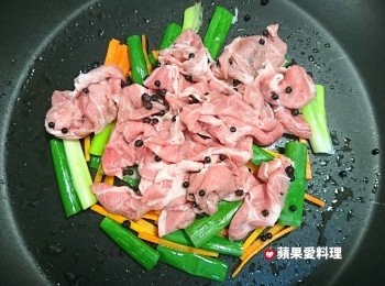 step5: 放入醃好的豬肉片，拌炒至肉片呈白色（表示熟了）。