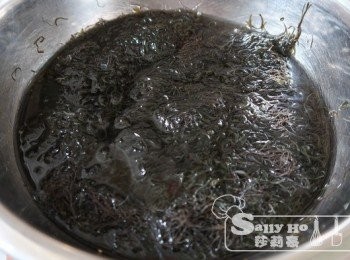 step3: 下髮菜炆20分鐘，(如此時水不夠可隨意加小量)