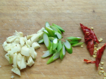 step2: 蔥、蒜、辣椒切好